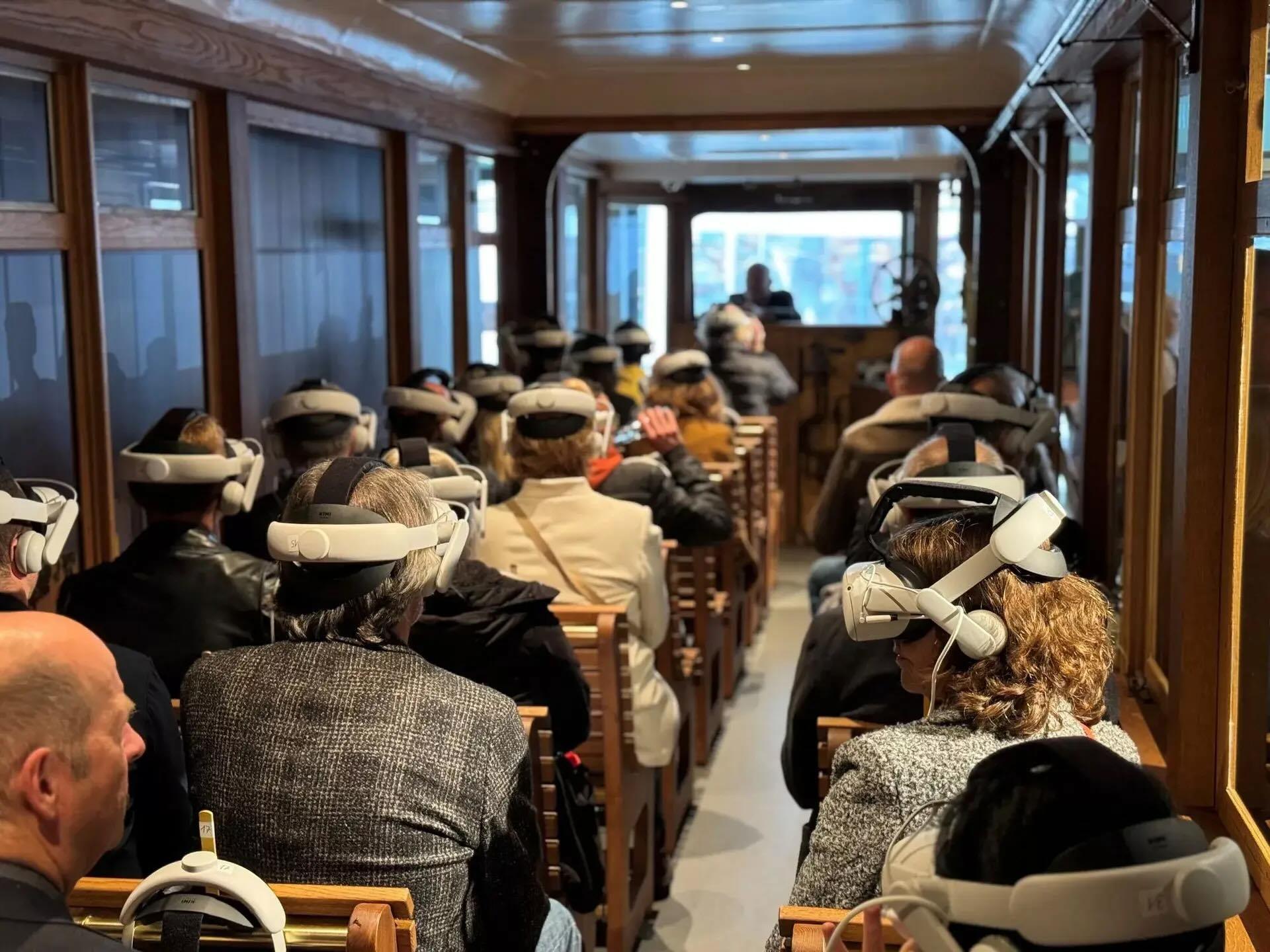 Ein Foto von Menschen, wie sie im Schwebodrom die VR-Experience im Kaiserwagen erleben.