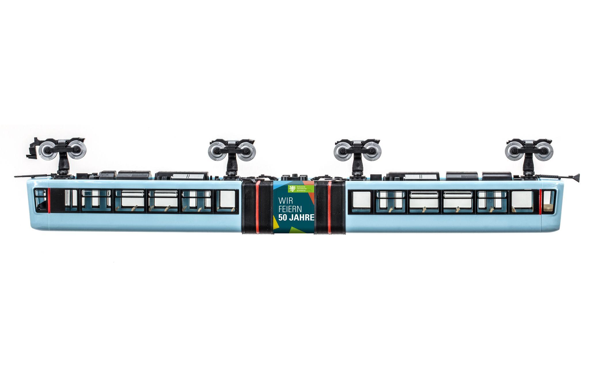 Seitenansicht des Schwebebahnmodells "50 Jahre Bergische Universität Wuppertal"