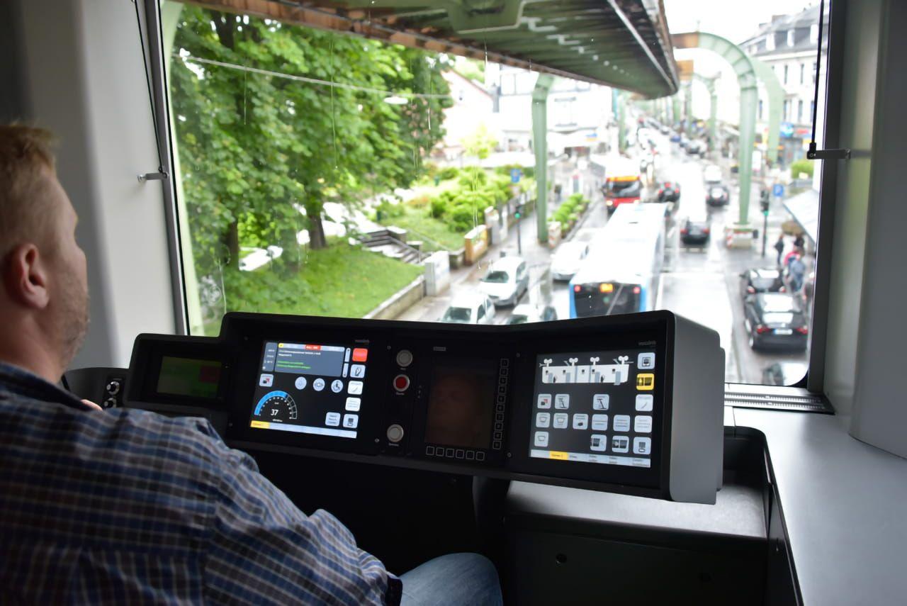 Eine erhebliche Arbeitserleichterung gibt es für die Fahrzeugführer, da auf dem neuen Display alles übersichtlich angeordnet und durch Touchscreen Technik schnell und leicht zu bedienen ist.