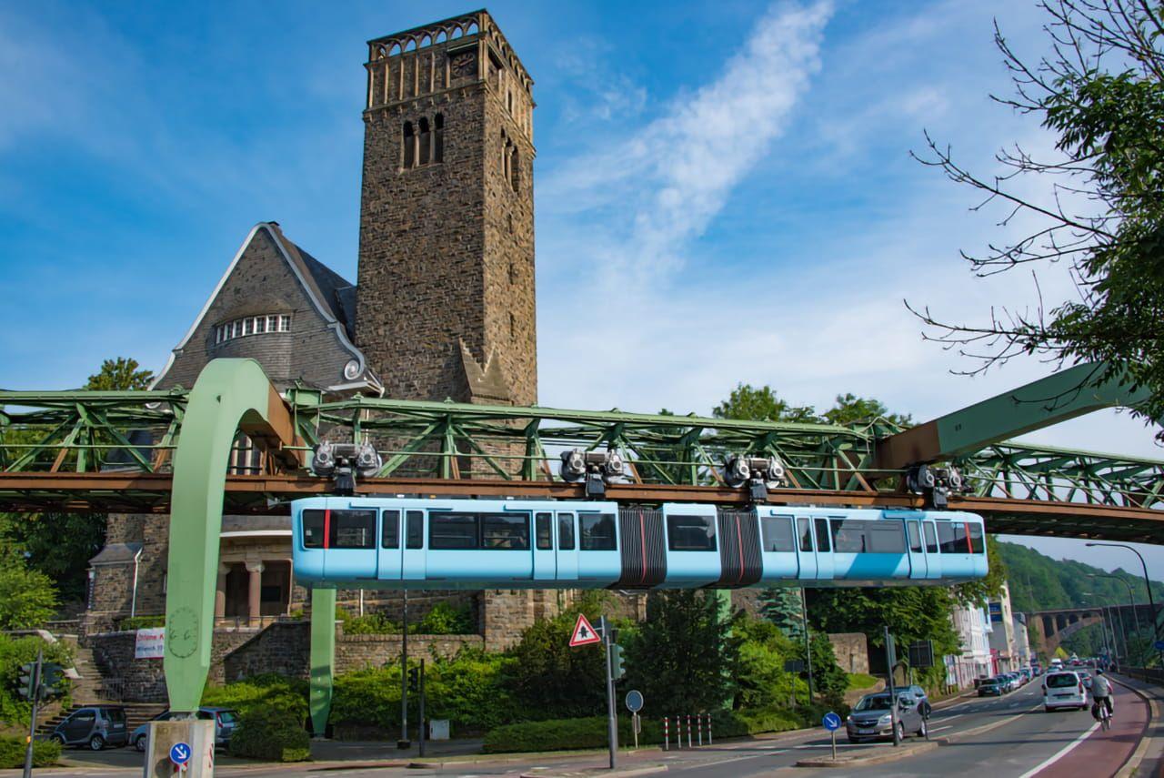 Vorbeifahrt des neuen Schwebebahnwagens 01 an der Hauptkirche Sonnborn.