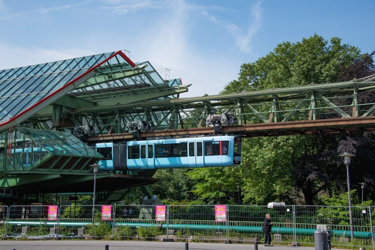 Mehr als 15 Jahre liegen zwischen der Architektur der Station und dem Design der neuen Schwebebahnwagen.