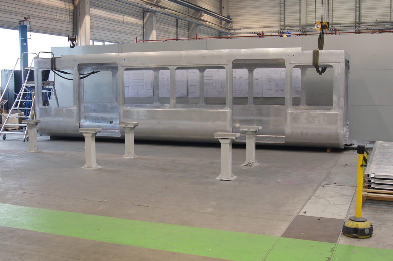 Der erste Wagenkasten aus Metall der neuen Schwebebahn Generation in der Fertigungshalle