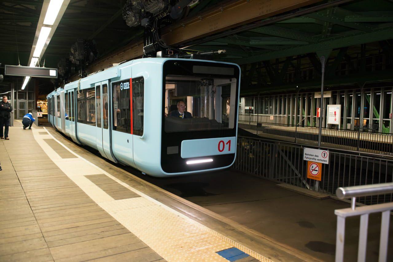 Wagen 01 macht eine gute Figur bei der Ausfahrt aus der Station Vohwinkel