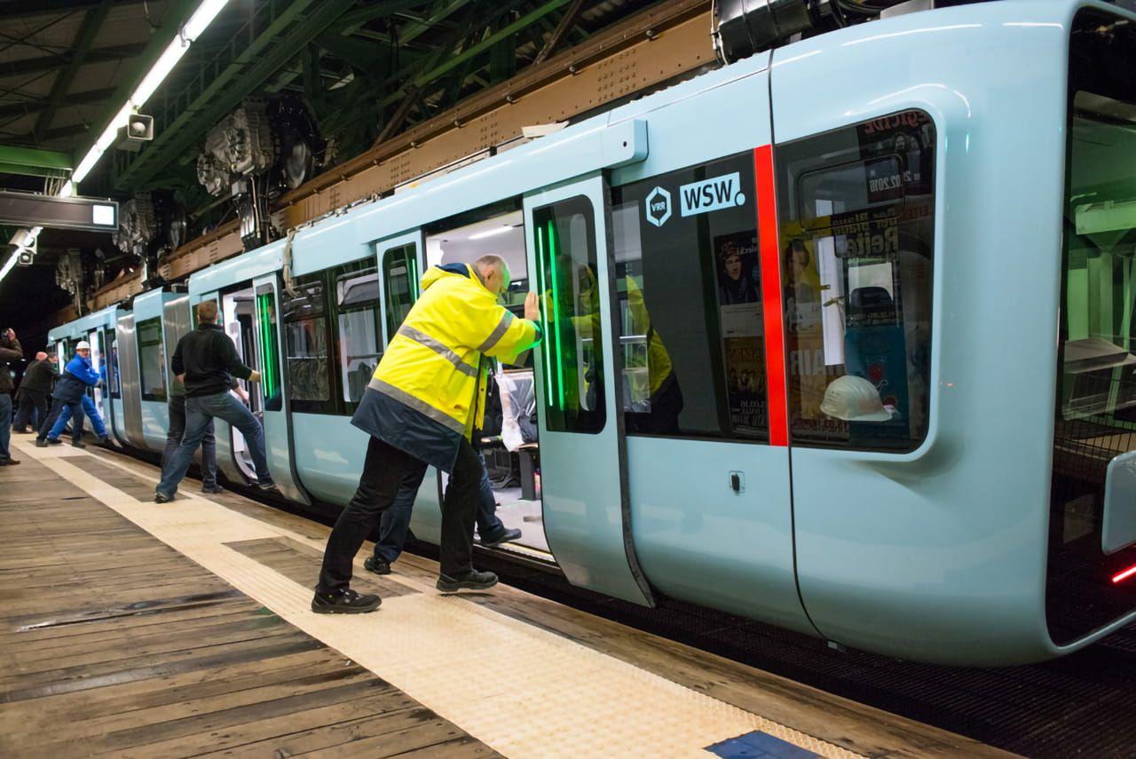 Mitarbeiter der WSW schaukeln das Fahrzeug auf