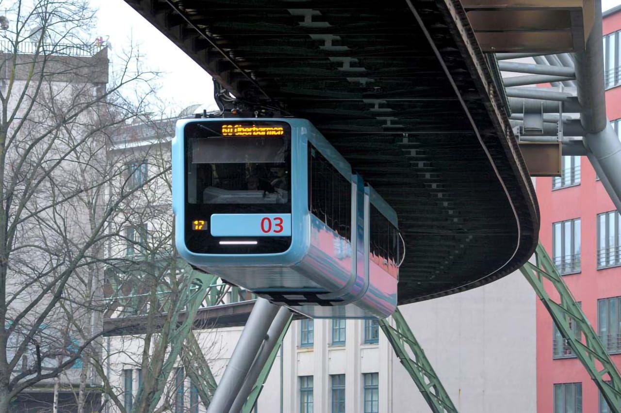 Frontansicht der neuen Schwebebahn im Betrieb