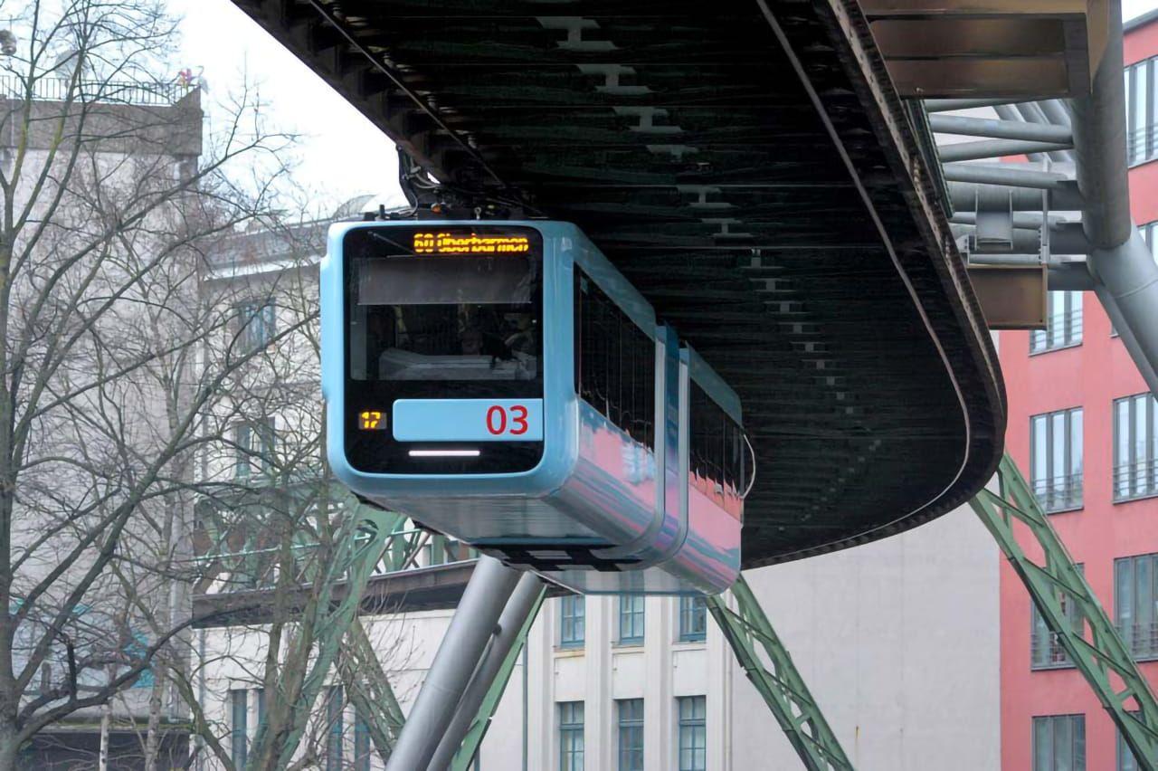 Schwebebahnwagen 03 auf dem Weg zur Haltestelle Kluse