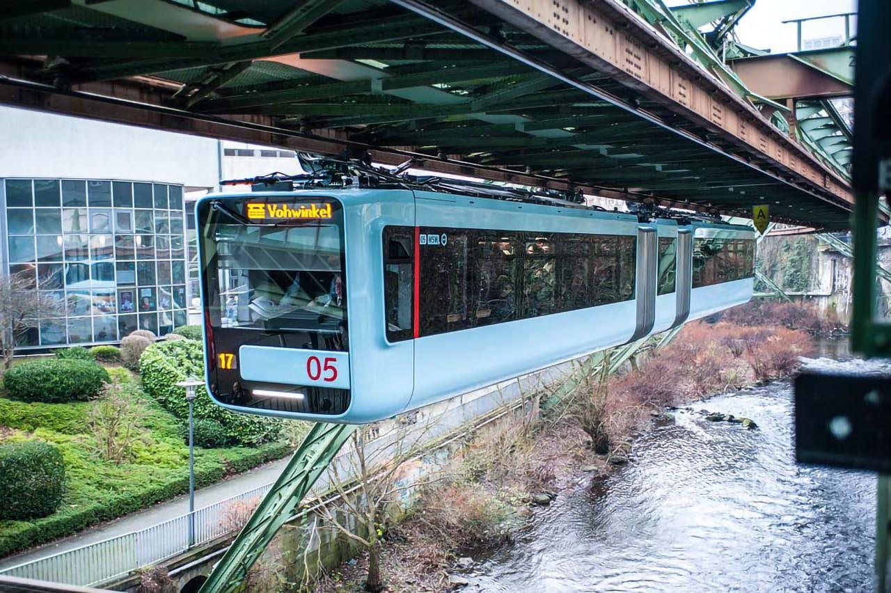 Die neue Schwebebahnfährt über der Wupper