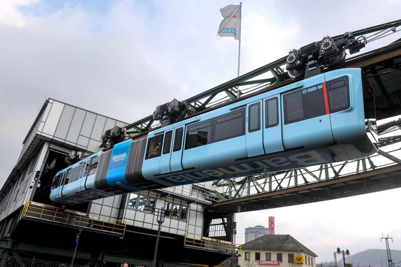 Wagen 03 fährt aus der Wagenhalle Oberbarmen aus