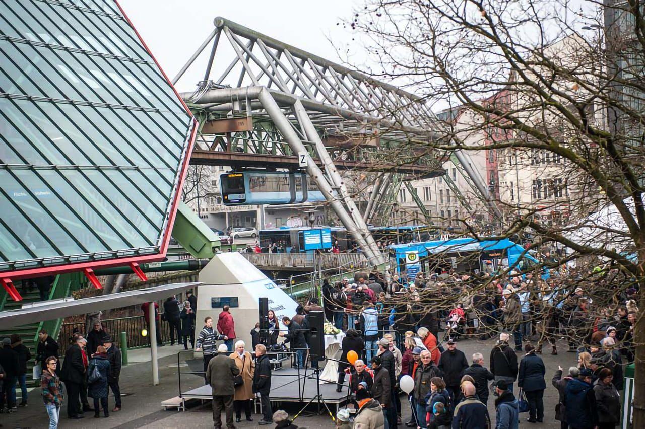 Viele Wuppertaler waren gekommen, um die neuen Fahrzeuge zu sehen und mitzufeiern