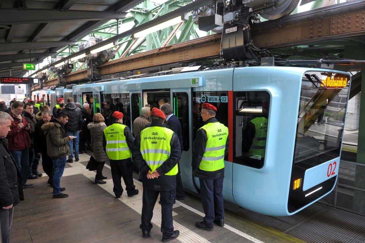 Dichtes Gedränge auf dem Bahnsteig in der Haltestelle Oberbarmen