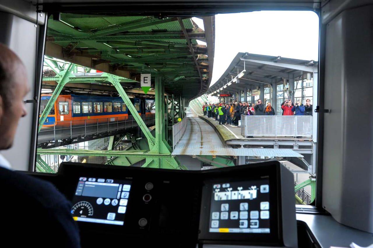 Blick aus dem Fahrerstand auf die wartenden Fahrgäste an der Haltestelle Oberbarmen