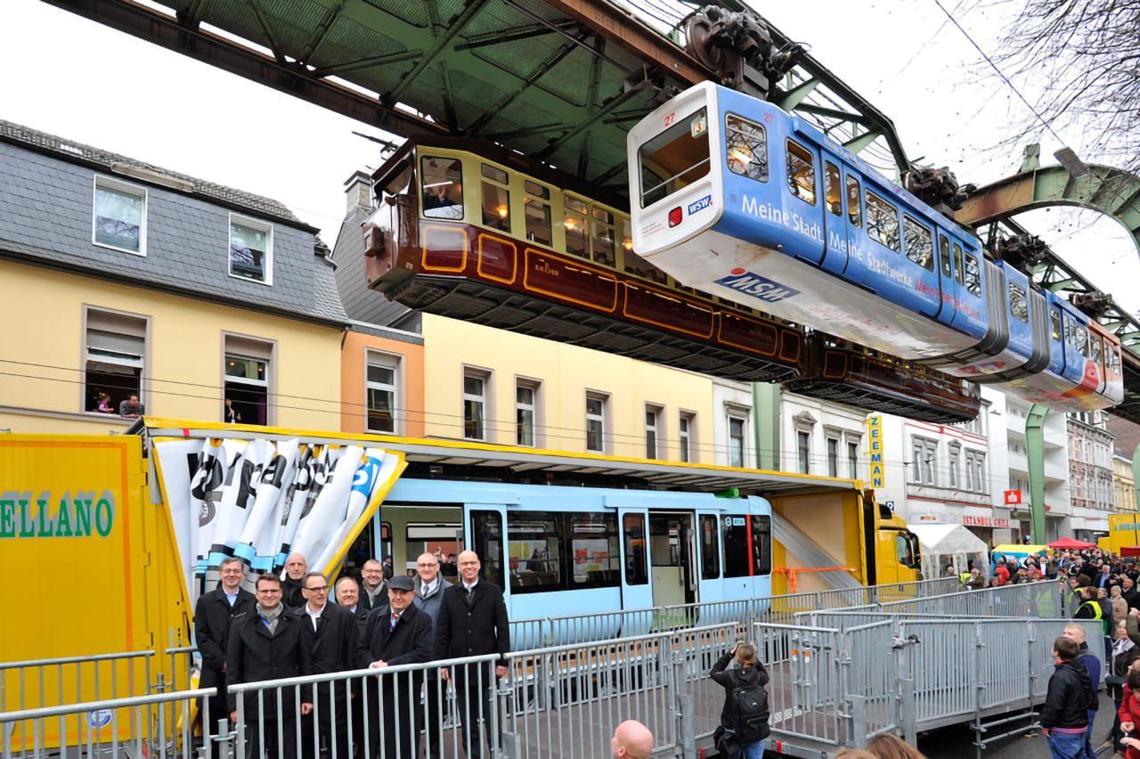 Drei Generationen auf einem Bild: Zusammentreffen des neuen Fahrzeugs mit einer Schwebebahn aus der Baureihe 1972 und dem Kaiserwagen von 1901