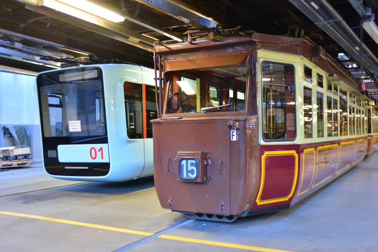 Der neue Wagen 01 von 2015 neben dem Kaiserwagen von 1900.