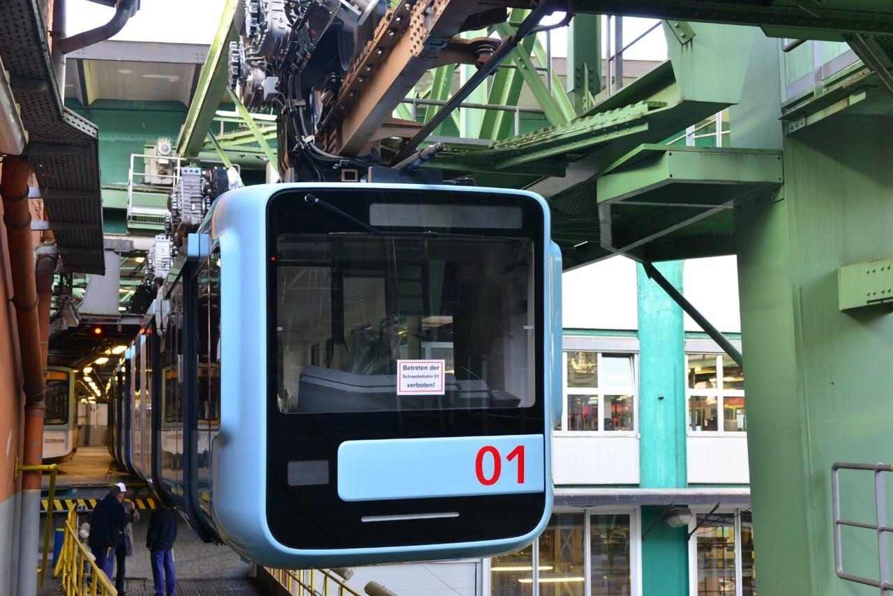 Erste kurze Ausfahrt der neuen Schwebebahn