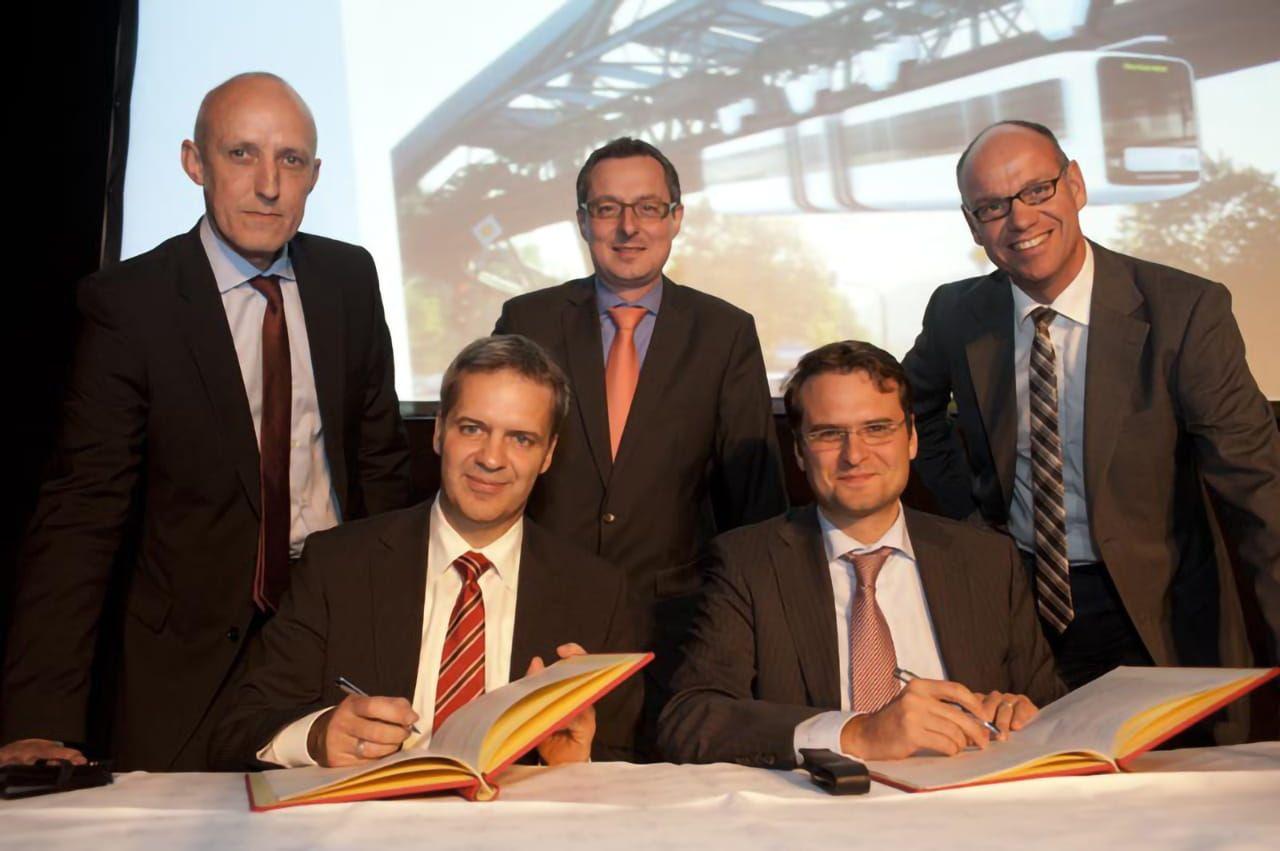 Unterschriftenaufnahme der neuen Schwebebahngeneration