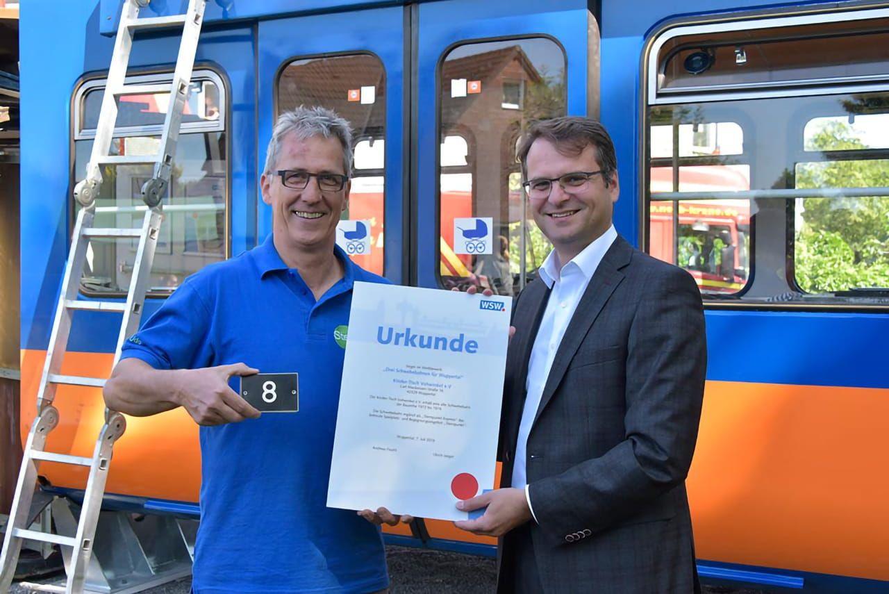 WSW-Chef Andreas Feicht übergab die Bahn persönlich an den Vereinsvorsitzenden Udo Schemann.