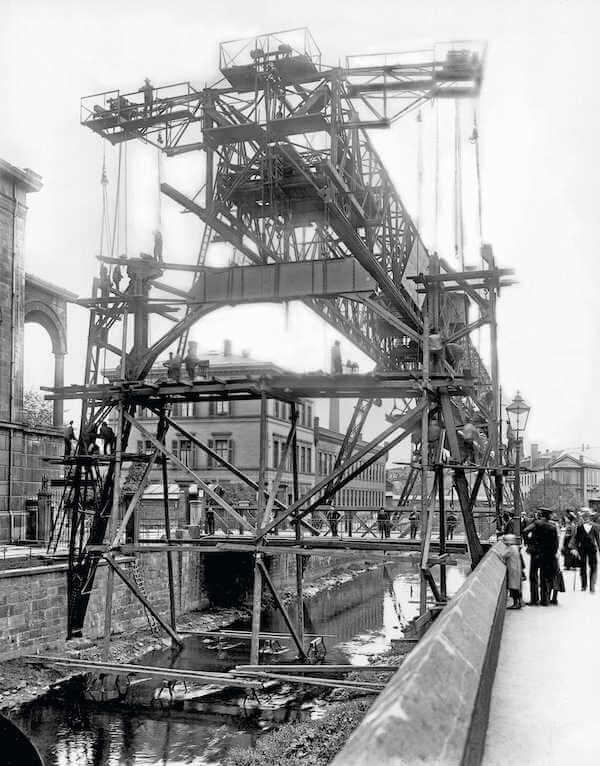 Foto vom Bau der Schwebebahn 1881 am zoologischen Garten