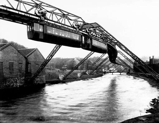 Foto von der Schwebebahn bei einer Testfahrt 1899