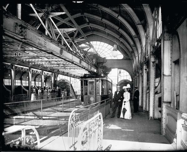 Innenaufnahme Schwebebahnhof Döppersberg mit ausfahrender Schwebebahn