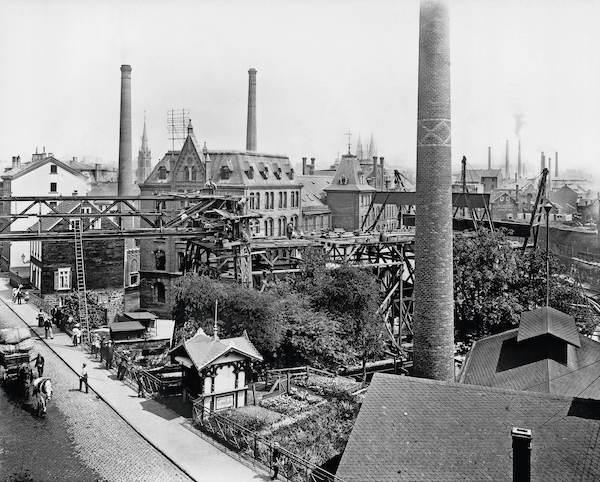 Photo of construction of the suspension railway at Brausenwertherplatz 1906