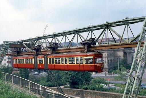 Foto vom Schwebebahnmodell Baureihe 1950 während der Fahrt