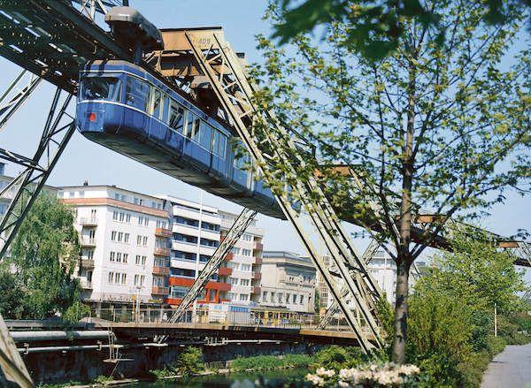 Foto vom Schwebebahnmodell Baureihe 1962 (Spitzname blauer Enzian) während der Fahrt