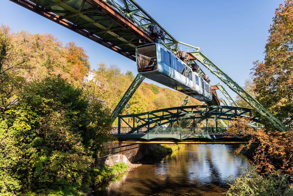 Die Schwebebahn fährt im Herbst über der Wupper