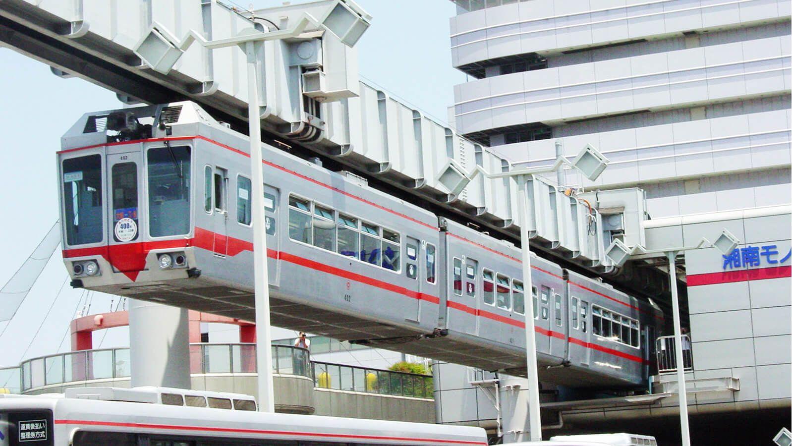 Ein Wagen der roten Linie des Shonan Railway verlässt eine Station
