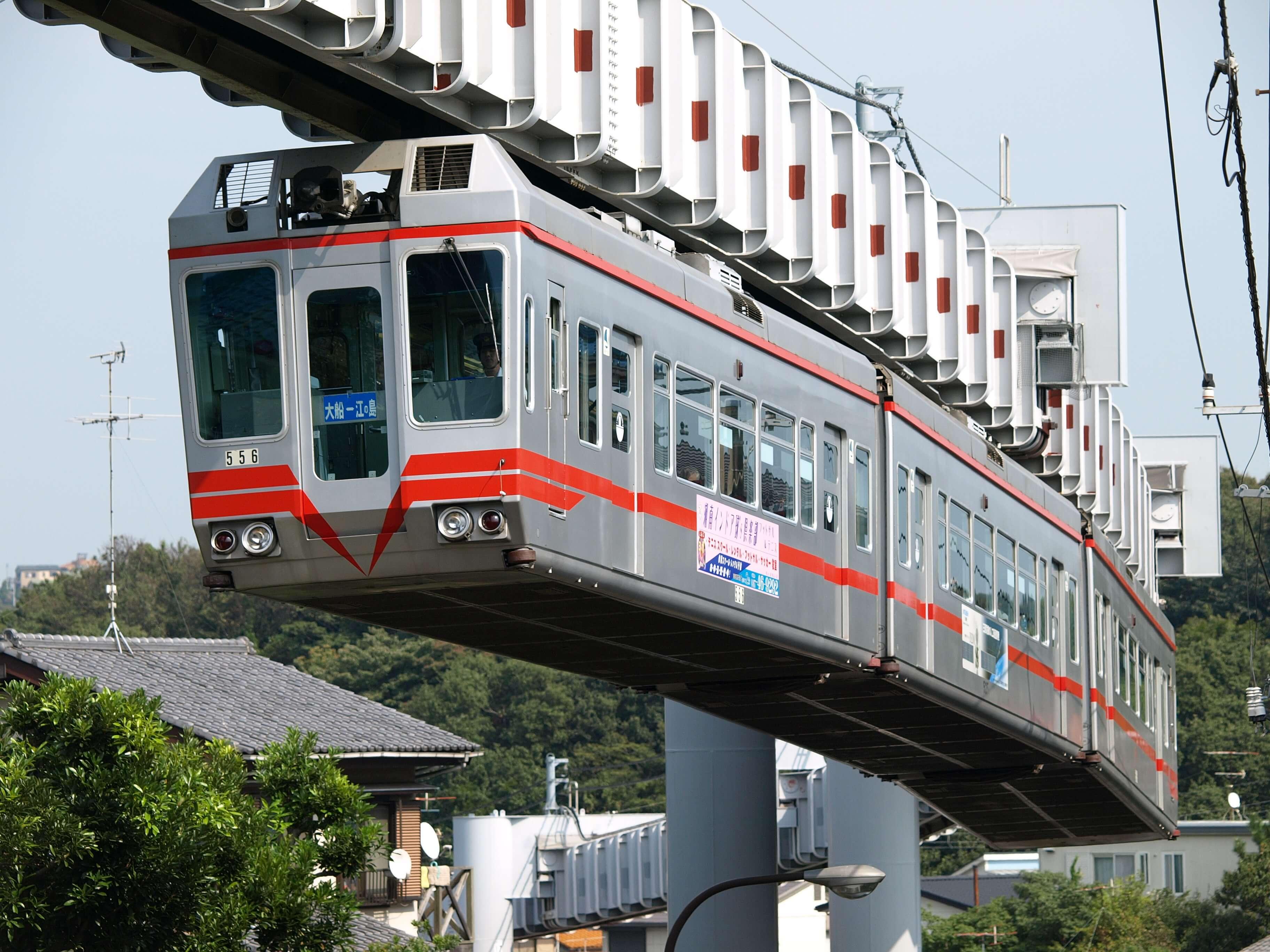 Ein Wagen der roten Linie des Shonan Railway wähernd der Fahrt