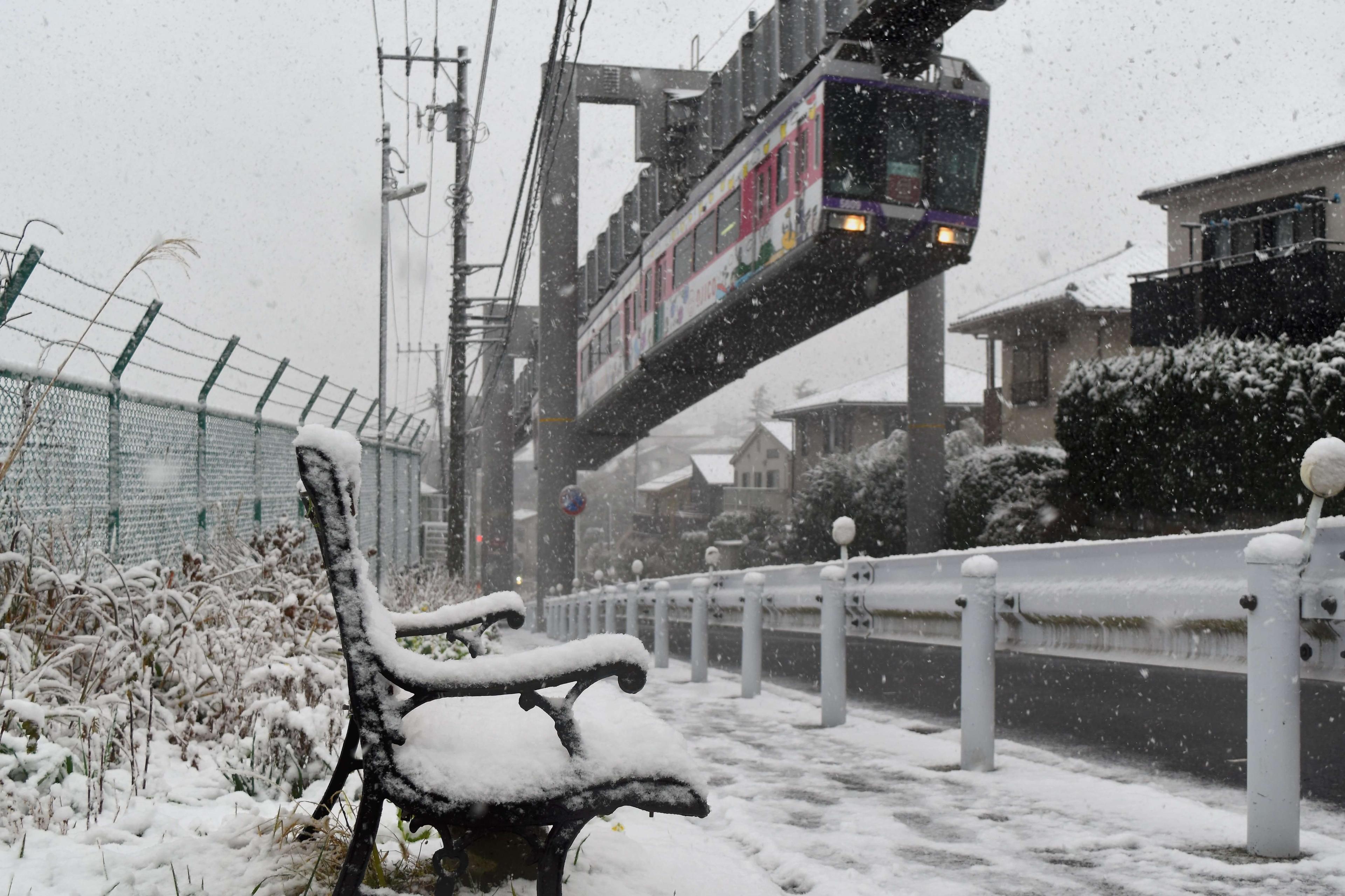 Eine Shonan Railway Station im Winter. Die Bank und der Bahnsteig sind mit Schnee bedeckt
