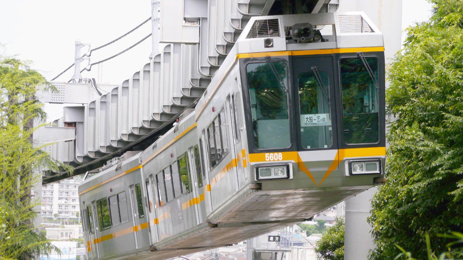 Der Shonan Railway während der Fahrt durch die Stadt