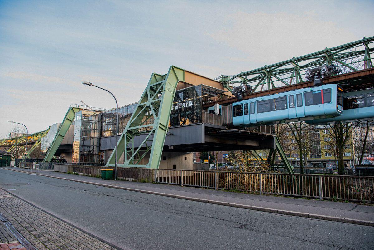 Außenansicht der Schwebebahnstation Adler Brücke