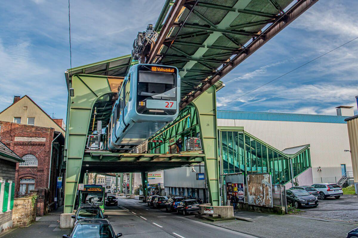 Außenansicht der Schwebebahnstation Bruch