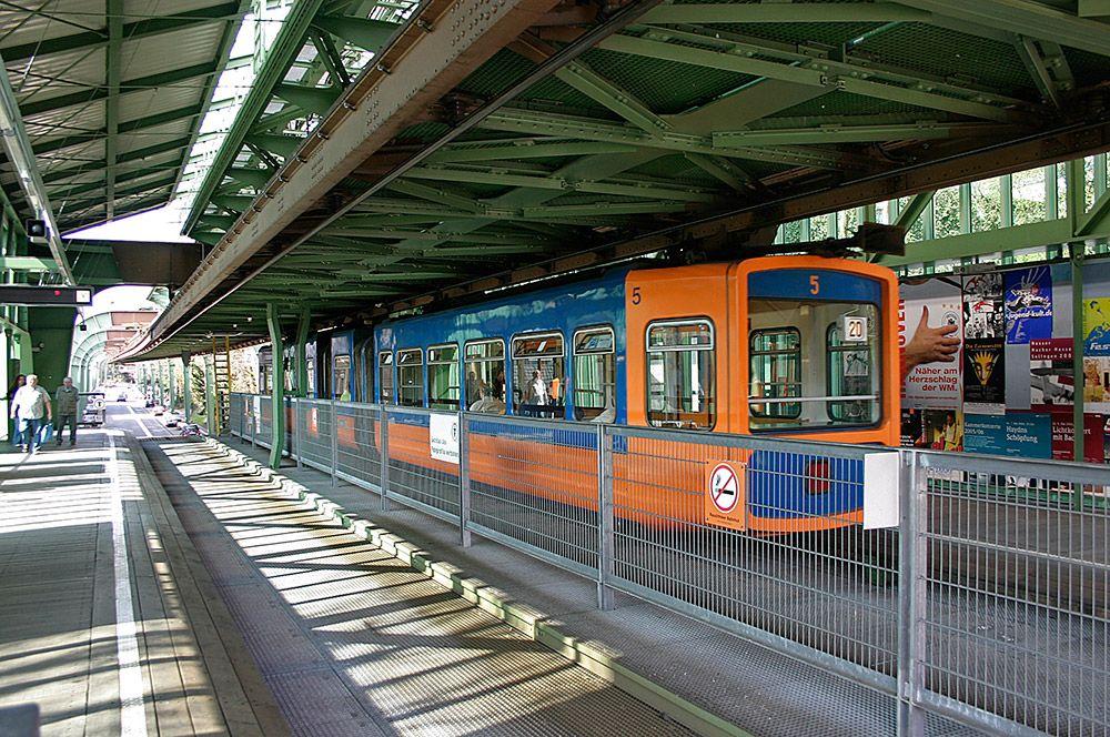 Innenansicht der Schwebebahnstation Hammerstein