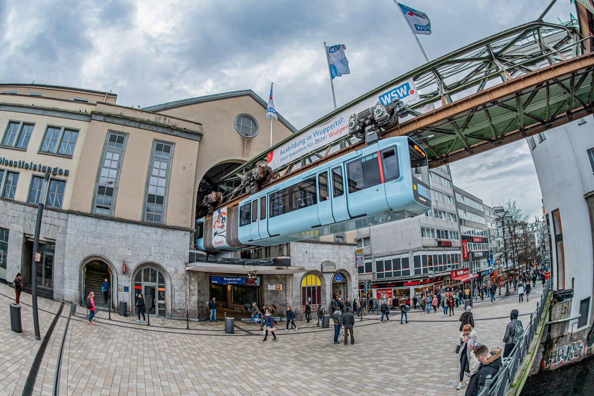 Außenansicht der Schwebebahnstation Hauptbahnhof
