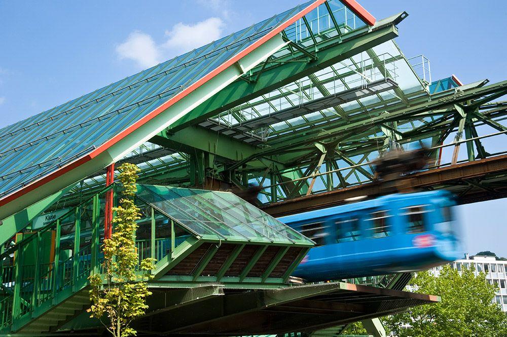 Außenansicht der Schwebebahnstation Kluse