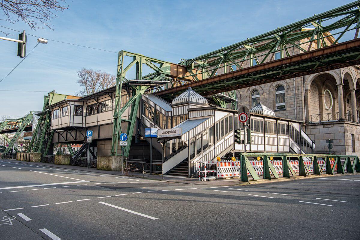 Foto der Schwebebahnstation Landgericht