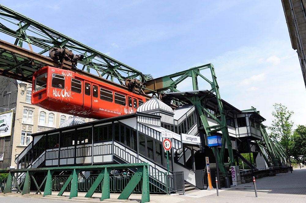 Außenansicht der Schwebebahnstation Landgericht