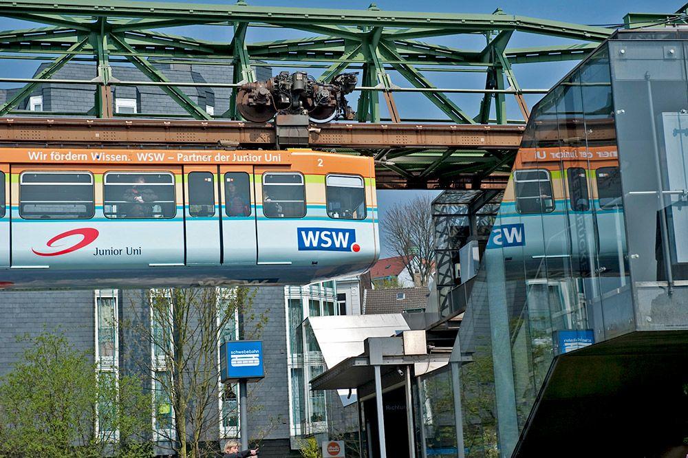 Außenansicht der Schwebebahnstation Loher Brücke