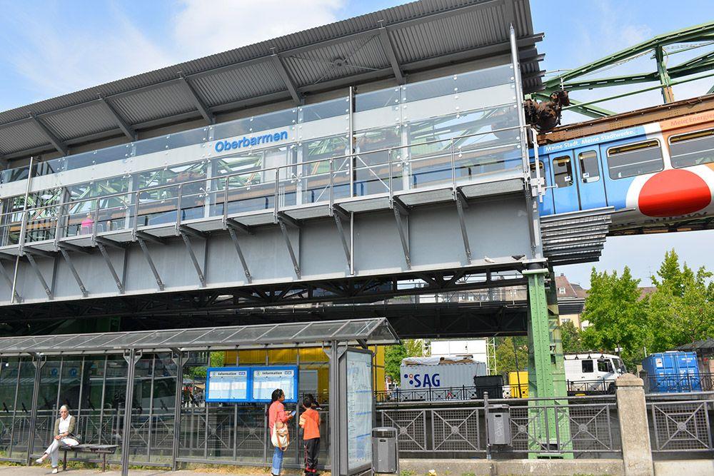 Außenansicht der Schwebebahnstation Oberbarmen