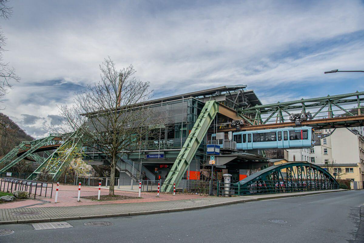 Foto der Schwebebahnstation Pestalozzistraße