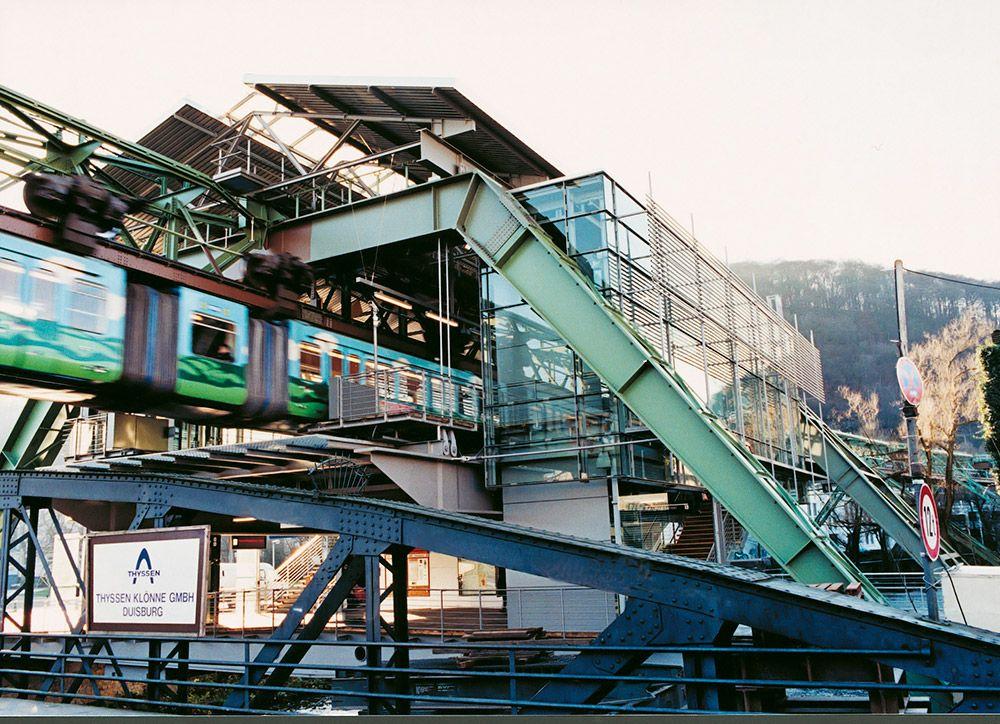 Außenansicht der Schwebebahnstation Pestalozzistraße