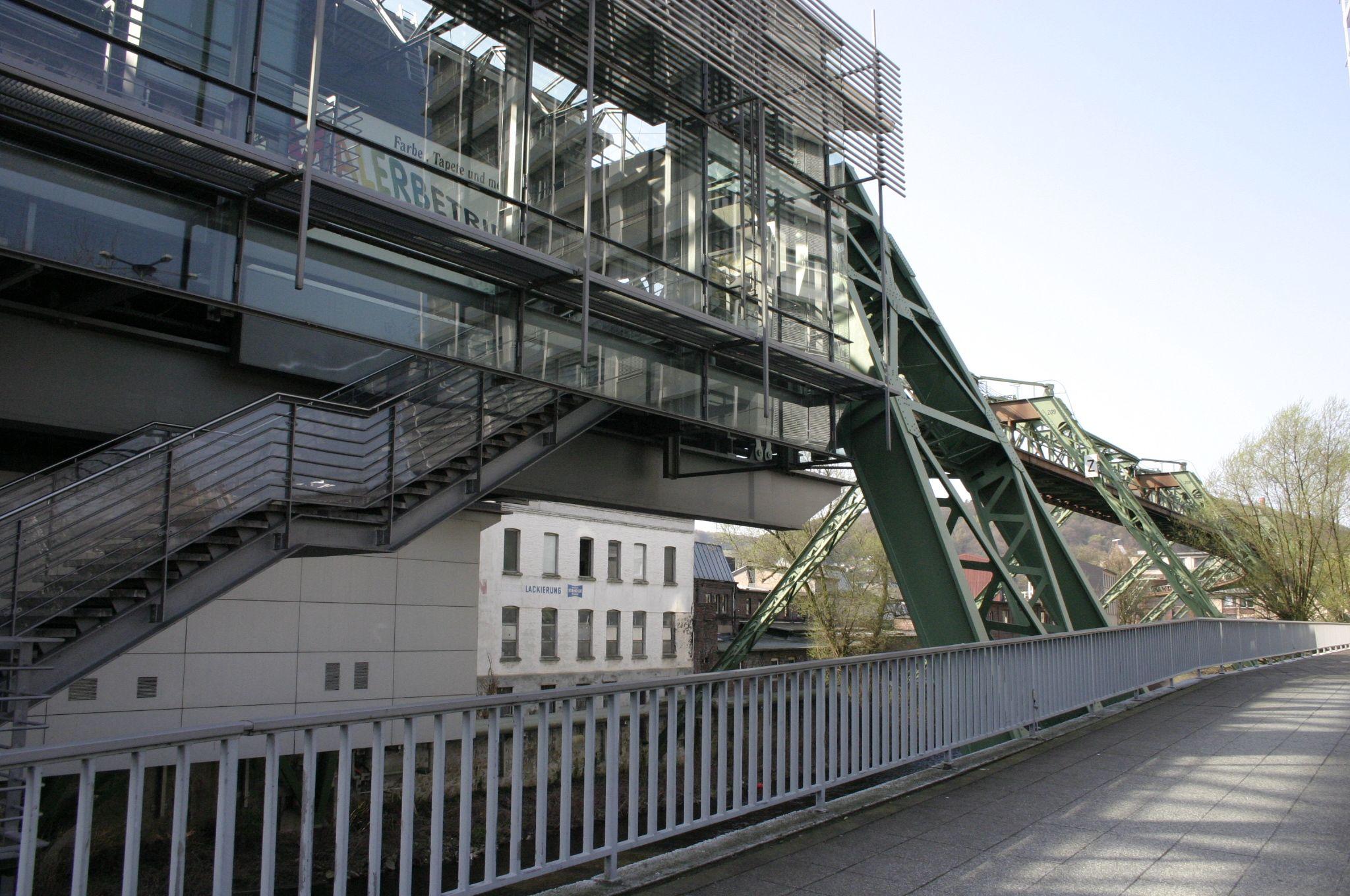 Außenansicht der Schwebebahnstation Robert-Daum-Platz