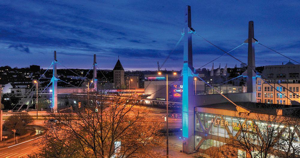 Außenansicht der Schwebebahnstation Alter Markt bei Nacht