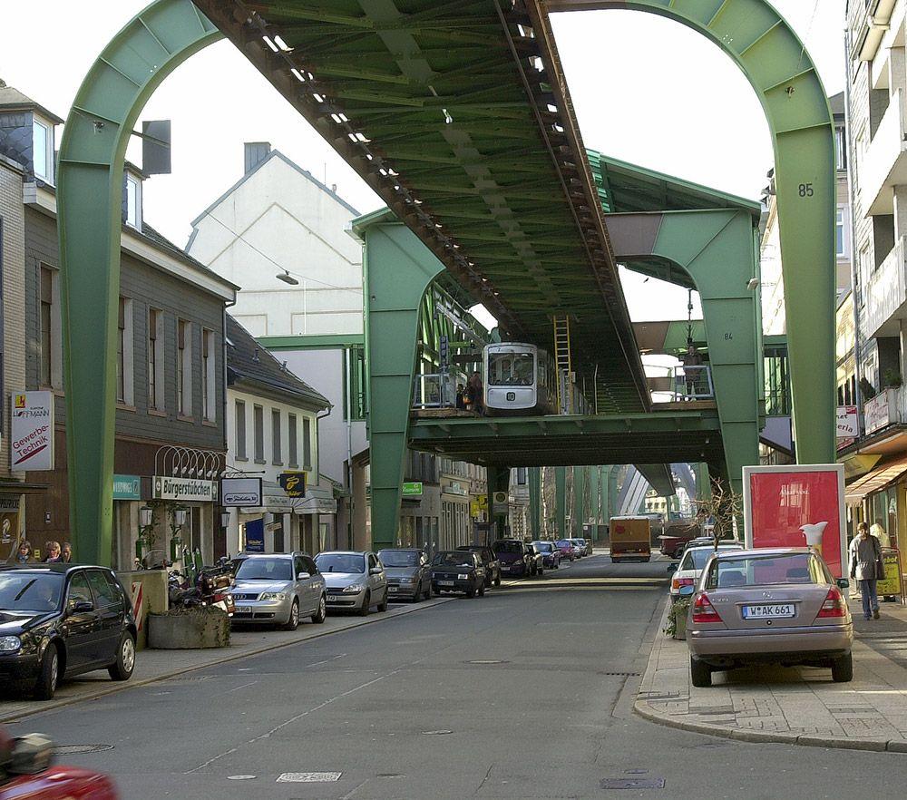 Ansicht der Schwebebahnschienen über der Sonnborner Straße