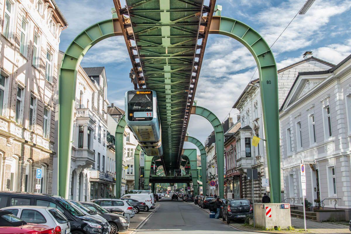 Schwebebahn zwischen Häusern