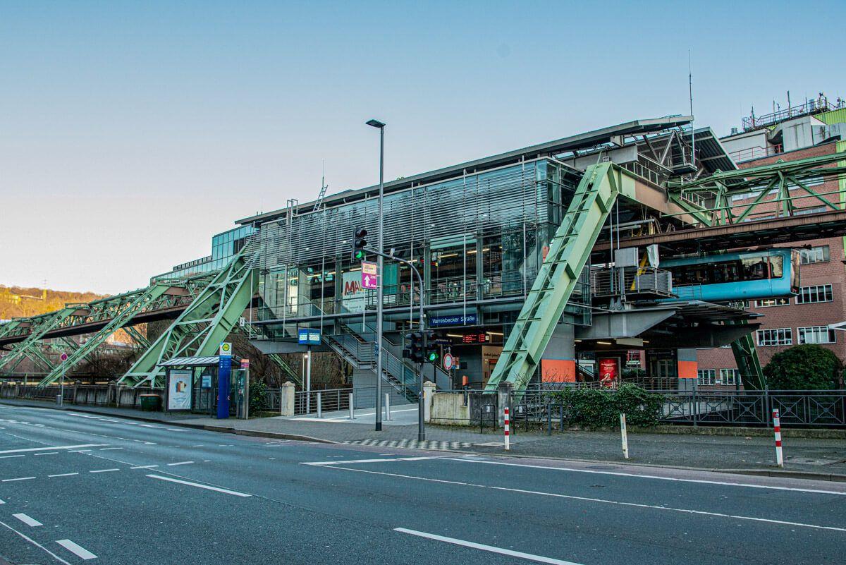 Außenansicht der Schwebebahnstation Varresbecker Straße