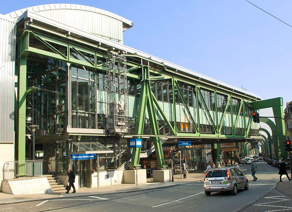 Außenansicht der Schwebebahnstation Vohwinkel