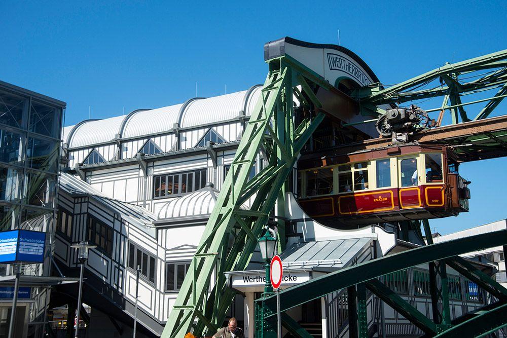 Außenansicht der Schwebebahnstation Werther Brücke während der Kaiserwagen die Station verlässt