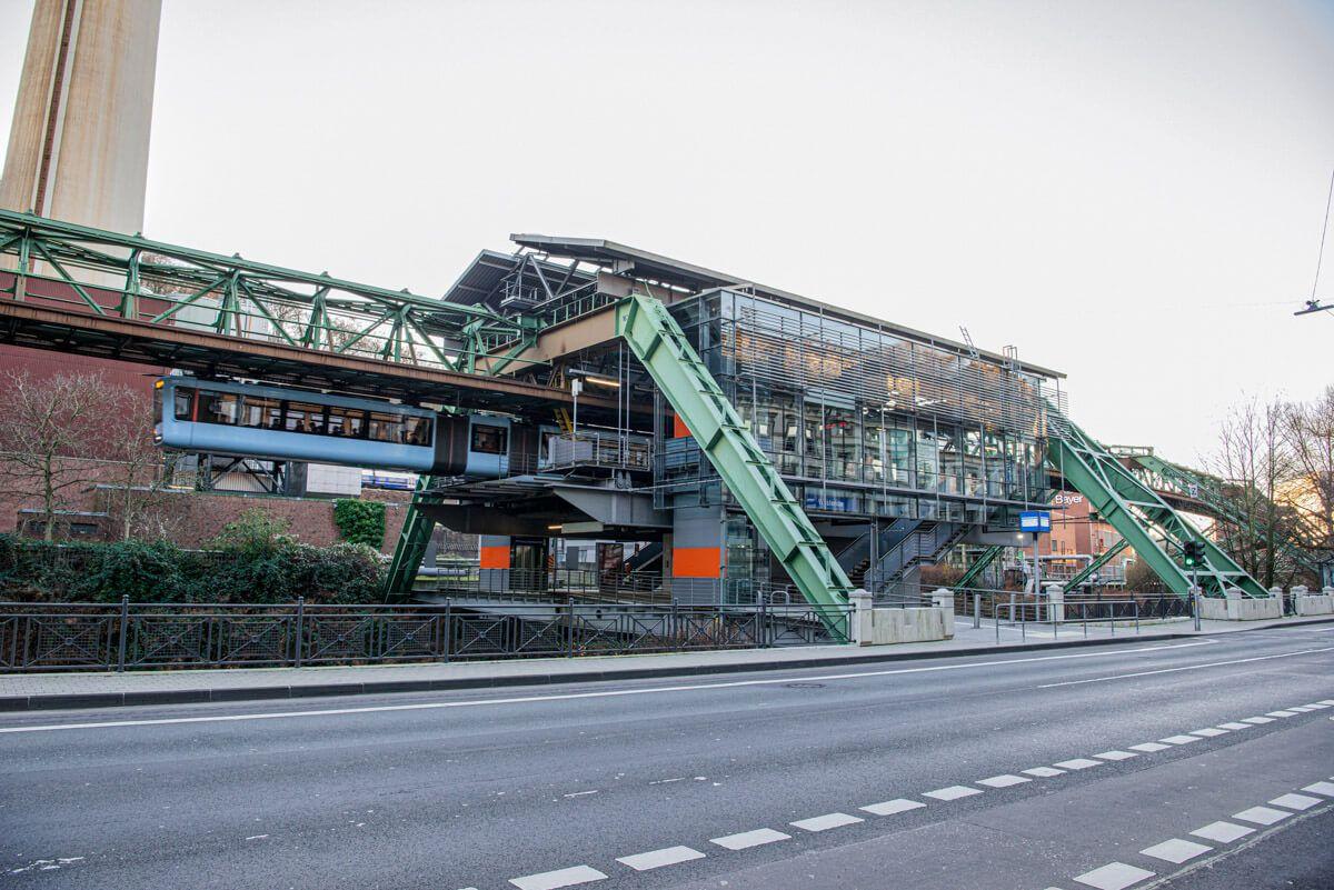 Außenansicht der Schwebebahnstation Westende